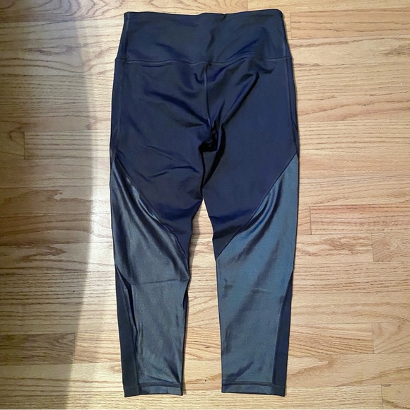 Victoria’s Secret Victoria Sport Knockout Capri Black Satin Panel Leggings - Picture 8 of 12